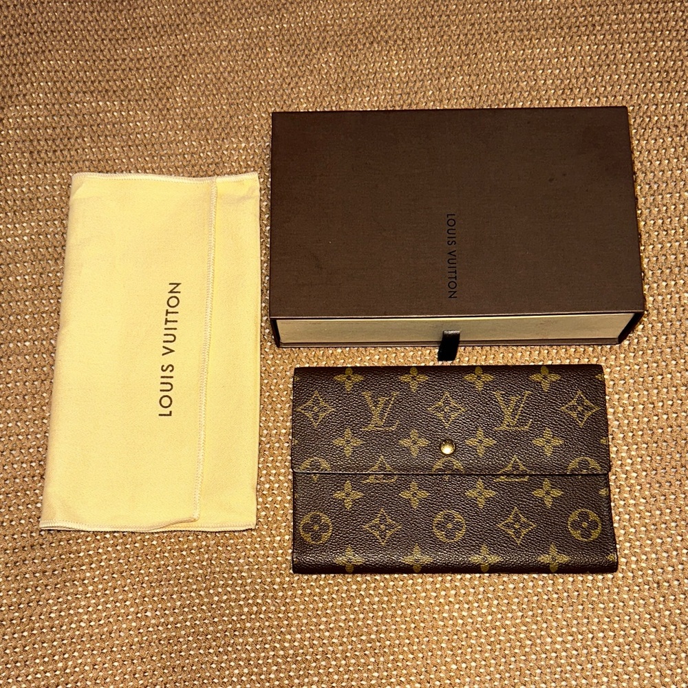 Louis Vuitton Authentic Large Passport Clutch Monogram Wallet